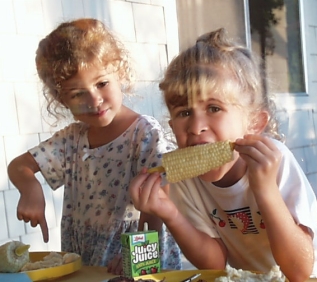 Girls and corn.jpg (79052 bytes)