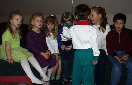 Puppet show crowd 2.jpg (16773 bytes)