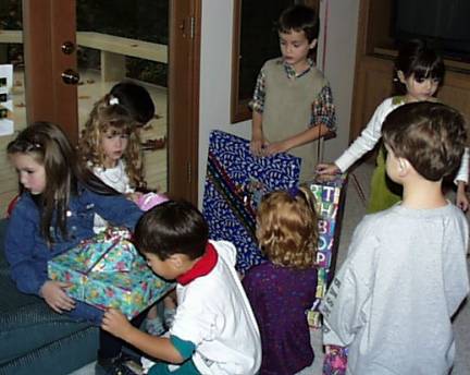 presents2.jpg (27197 bytes)