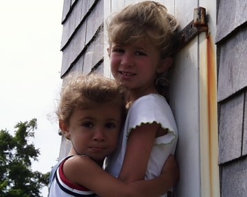 Booke and tayler posing1.jpg (75098 bytes)