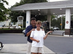 Bruce's gas station w lori pat.jpg (44601 bytes)