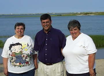 Pat and Aunts.jpg (72403 bytes)